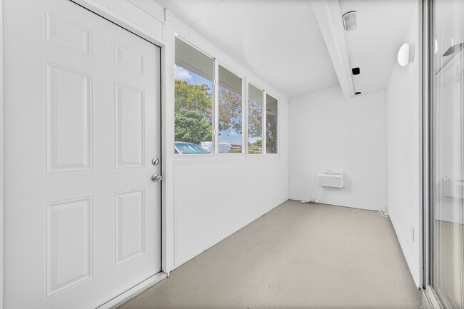 Building Photo - 154 Seville H