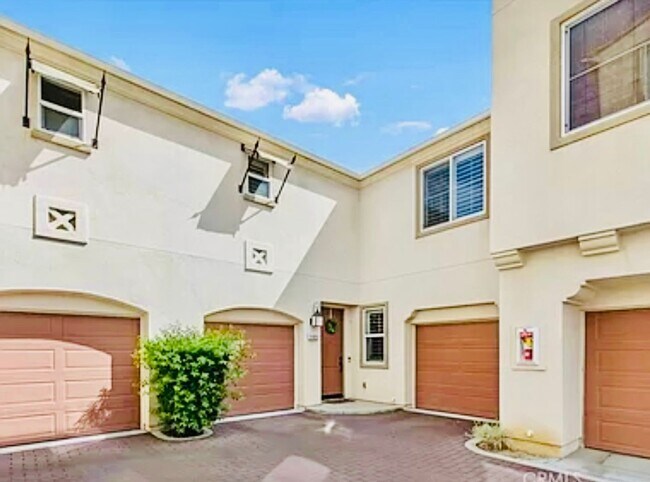 Building Photo - 2 Bed 3 Bath Townhouse For Rent in Temecula