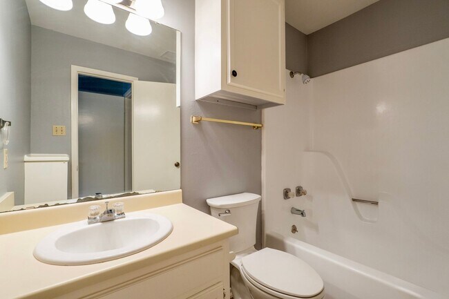 Building Photo - Fully Remodeled Townhome with Loft and Prime Location!