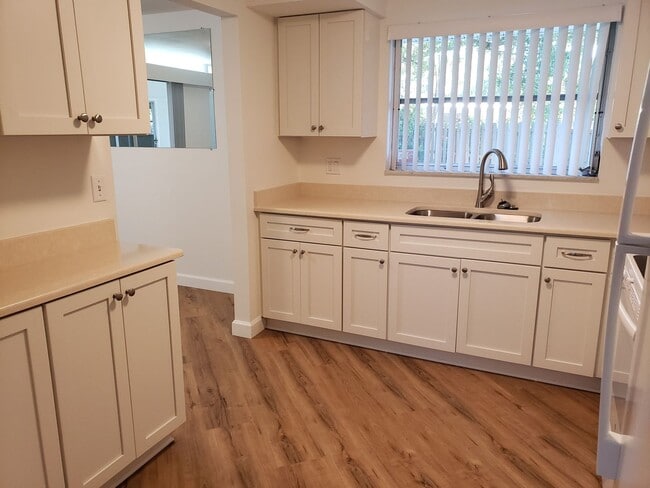 Building Photo - Centrally Located Sarasota 2-bedroom Home ...