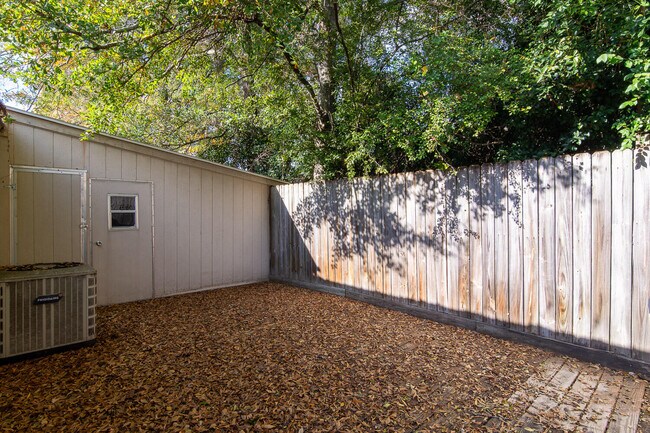 Building Photo - 3025 Brookhaven Way