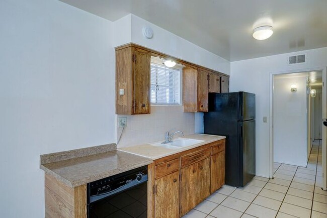 Building Photo - $500 OFF FIRST MONTH RENT! READY TO VIEW N...