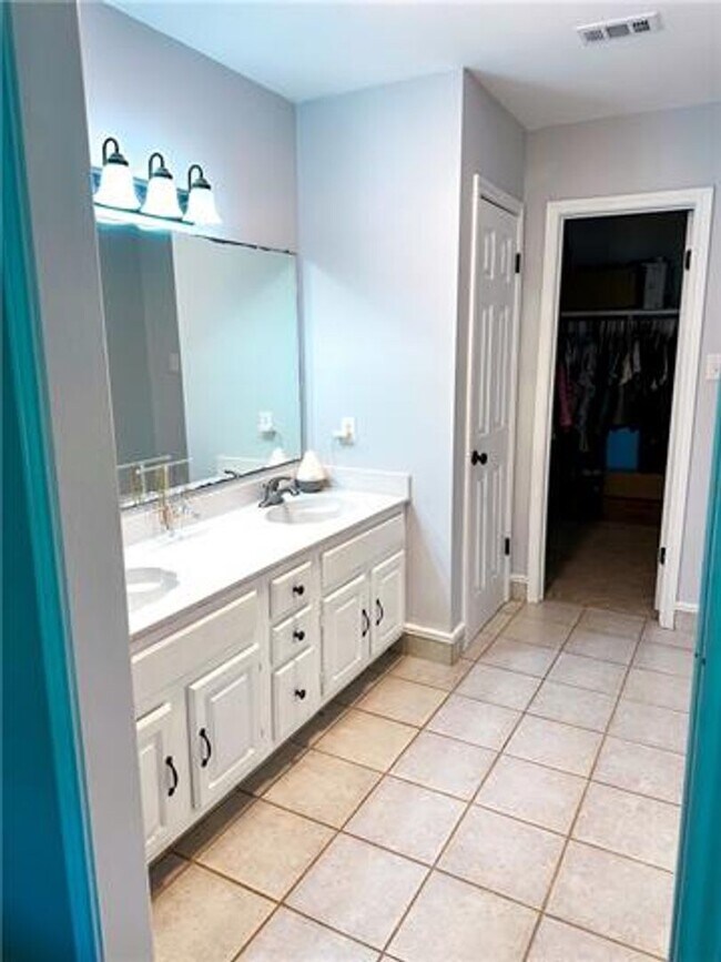 Building Photo - 107 Norfolk Ct