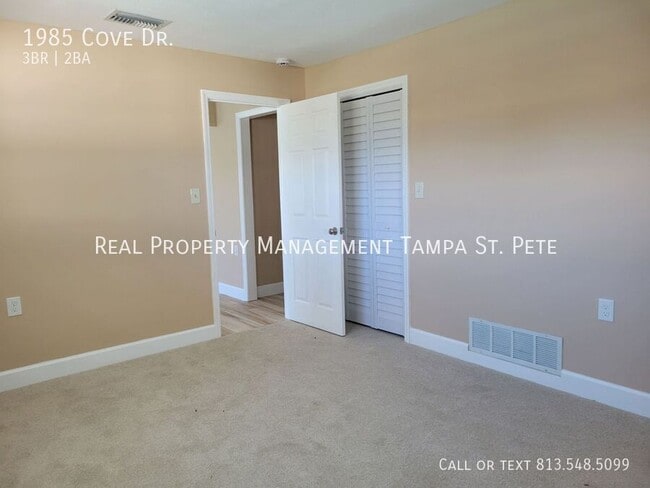 Building Photo - 1985 Cove Dr