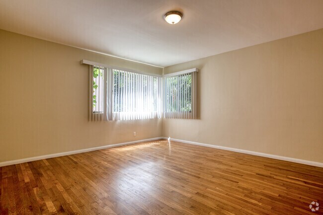 Interior Photo - 326 San Vicente Blvd