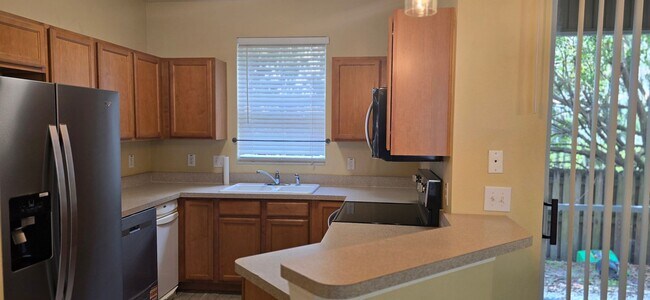 Building Photo - Townhome Near MLK and I-75