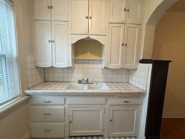 Building Photo - Charming Historic 1-Bedroom in Gatewood | Walk to the Plaza District