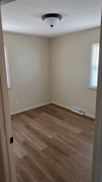 Building Photo - 2564 E Tiffin Ave