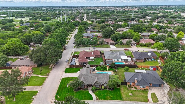 Building Photo - 328 Shawnee Trail