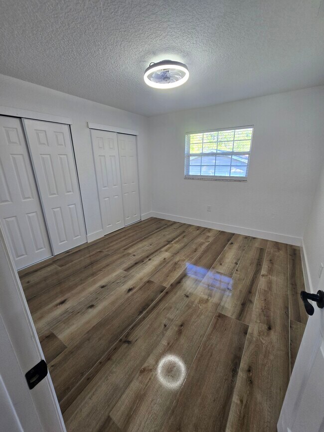 Building Photo - 383 Floral Dr