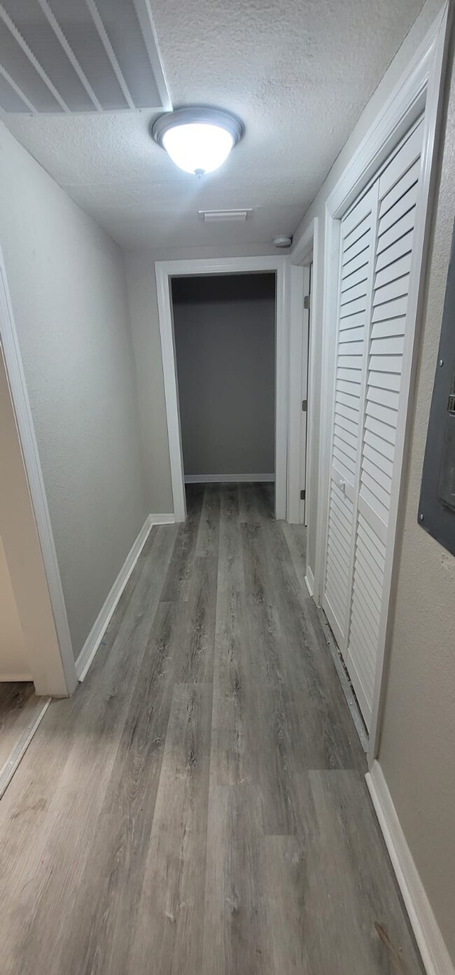 Building Photo - 1550 W 32nd St