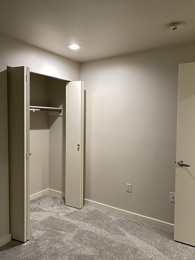 Building Photo - Spacious Seattle Condo - $2,000