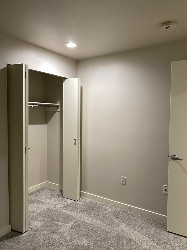 Building Photo - Spacious Seattle Condo - $2,400