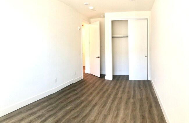 Building Photo - Large multi level 2Bd/1.5 Bth with heated ...