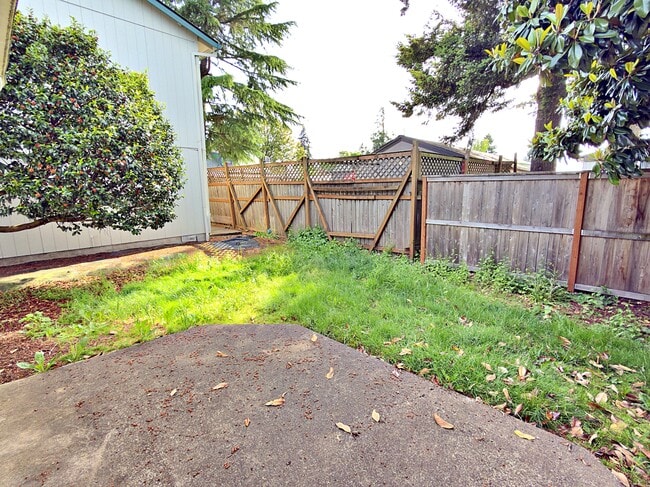 Building Photo - 905 NE 94th Ave