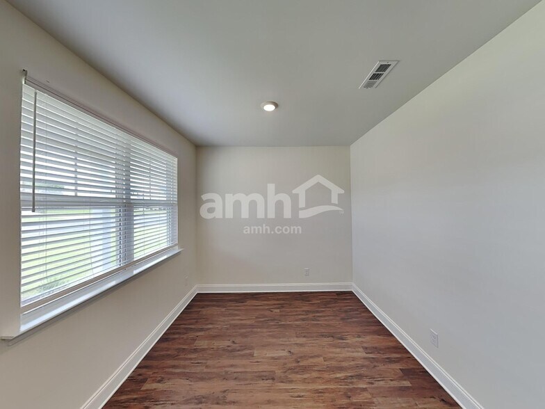 Building Photo - 5220 Valor Dr