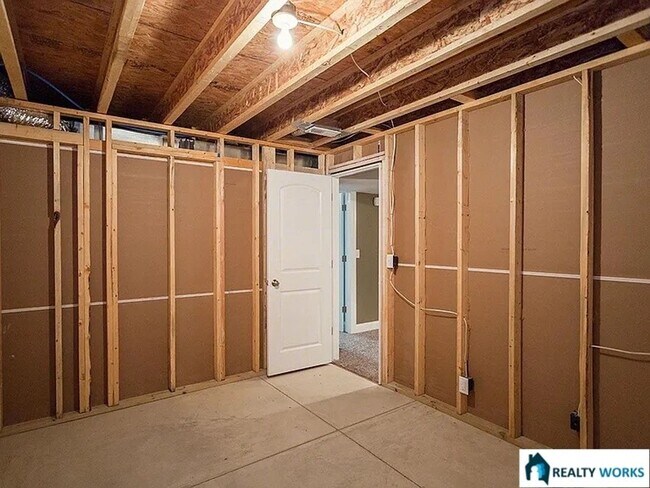 Building Photo - Spacious 4 Bed, 3 Bath Townhome with finished Basement