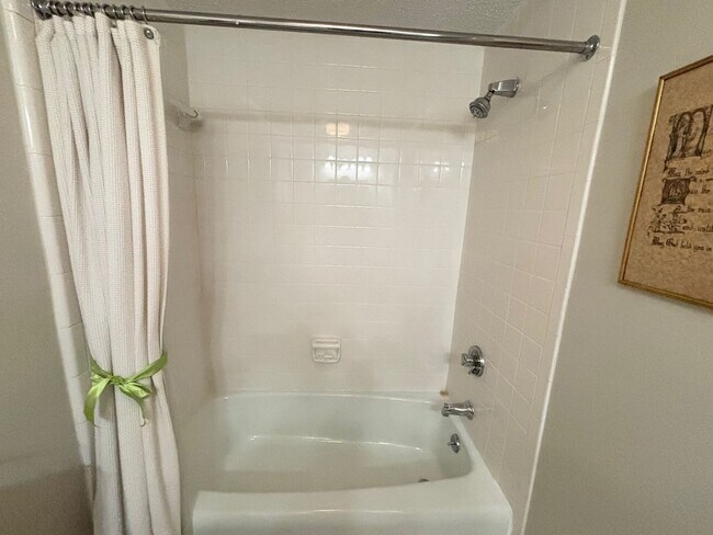 Building Photo - Luxury Living at its Finest!