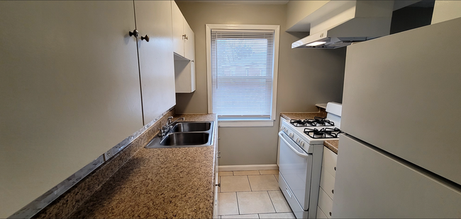 Building Photo - Beautiful studio Apartment Close to Wright...