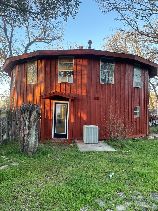 Building Photo - 302 Dallas St