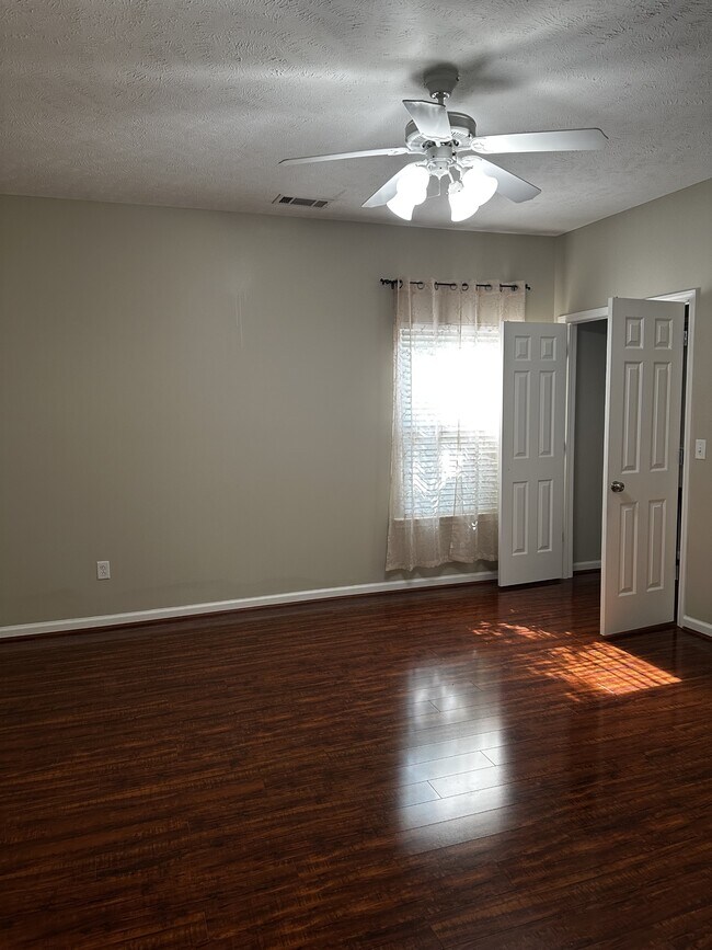 Building Photo - 2480 Oak Hill Dr