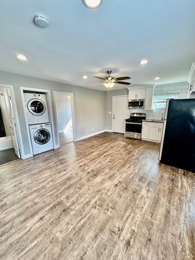 Building Photo - Beautiful Renovated 2bd with Yard