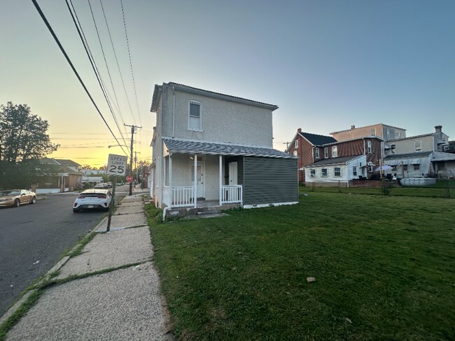 Building Photo - 402 E Vine St