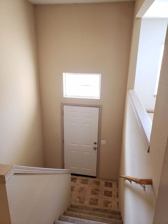 Building Photo - Beautiful Gardner Townhome-Available in MAY!!