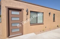 Building Photo - Contemporary 1 Bed 1 Bath with Beautiful Finishes, Private Yard & Off-Street Parking