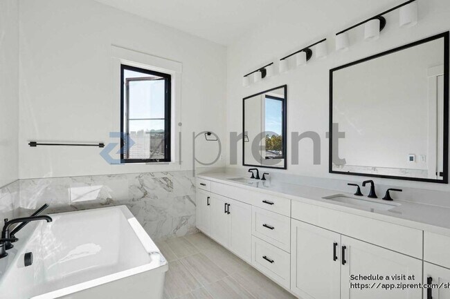 Building Photo - 1028 Brown Ave