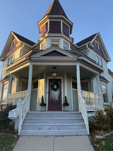 Primary Photo - 202 W South St