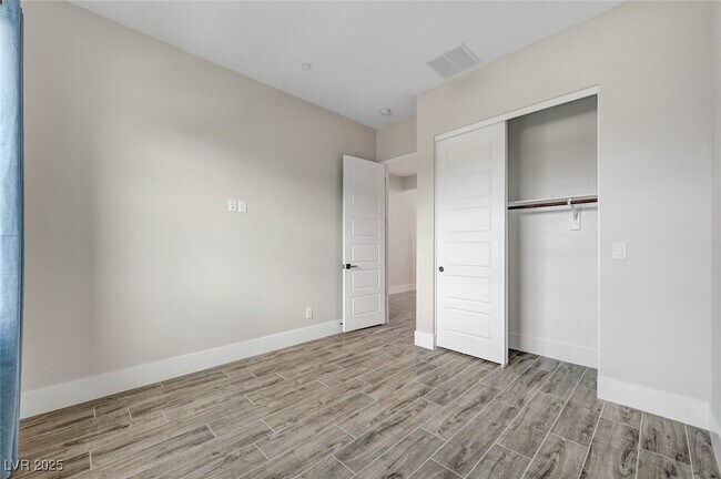 Building Photo - 3395 Stone View Ave