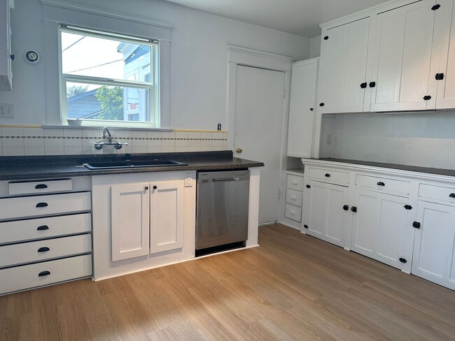 Building Photo - Downtown Craftsman - Live/Work - Zoned Mix...