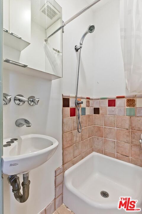 Building Photo - 201 Tavistock Ave