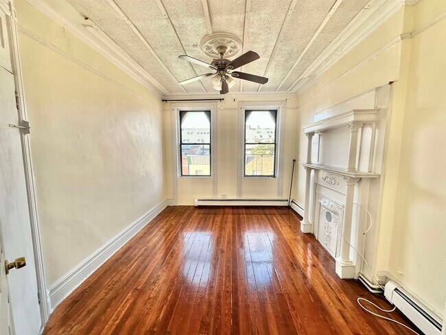 Building Photo - 319 8th St