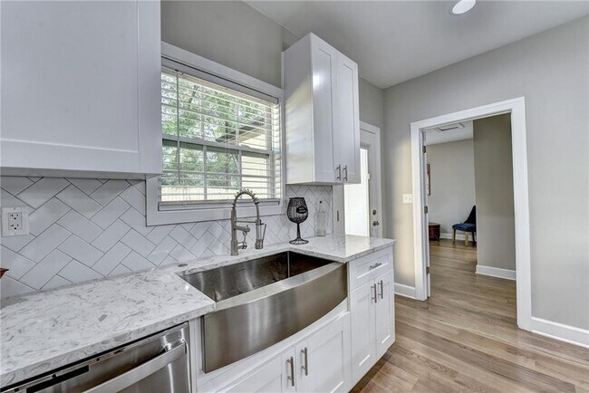 Building Photo - 663 Bryan St SE