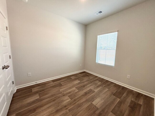 Building Photo - ABSOLUTELY BEAUTIFUL BRAND-NEW BUILD TOWNHOME