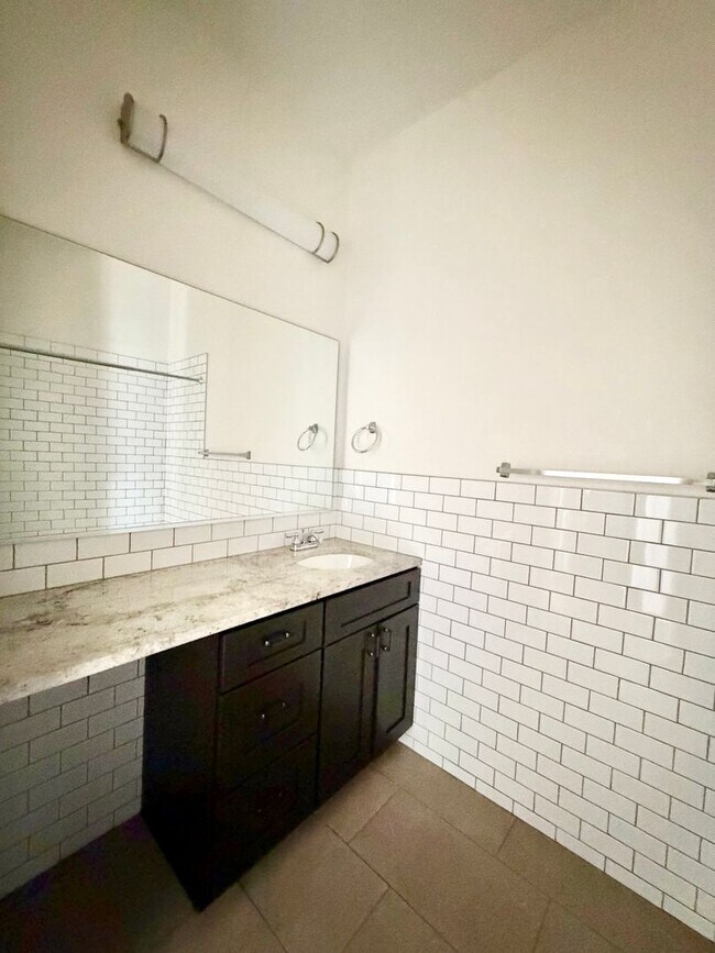 Building Photo - {2201 - D} Updated Pendleton Heights Condo Available Immediately