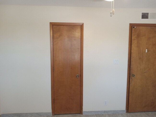Building Photo - 4 BEDROOM 3 BATHROOM HOME IN THE VIBRANT C...