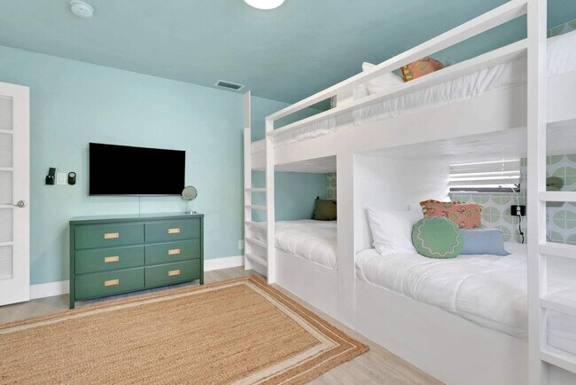 Building Photo - 758 103rd Ave N