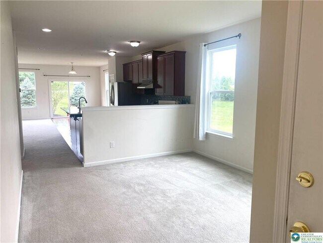 Building Photo - 985 King Way