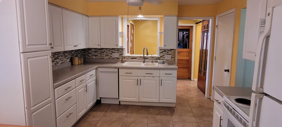 Kitchen - 170 Ridge Ave