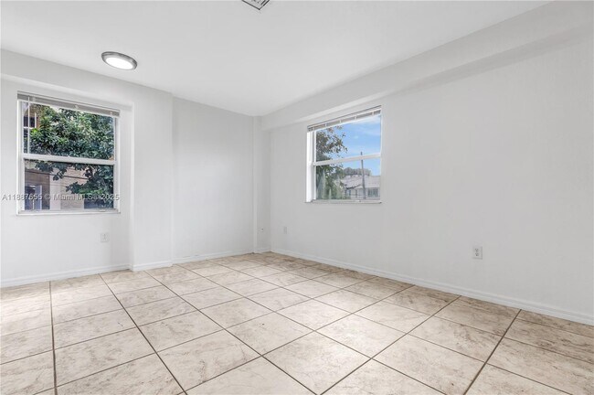 Building Photo - 520 SW 5th St