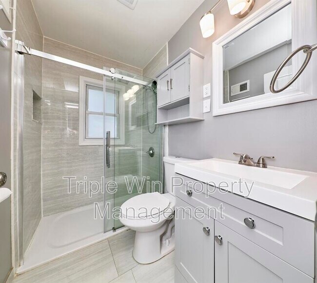 Building Photo - 9823 Meadowview Dr