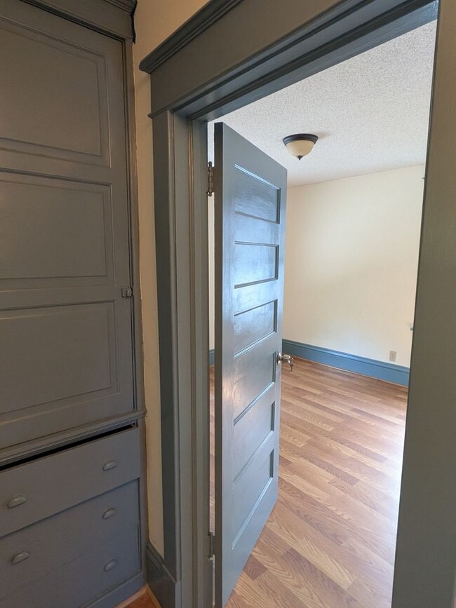 Building Photo - Charming 5-bedroom home in the heart of Hamline–Midway!