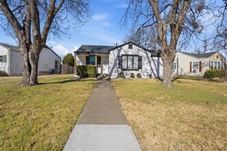 Building Photo - 3824 Desert Ridge Dr