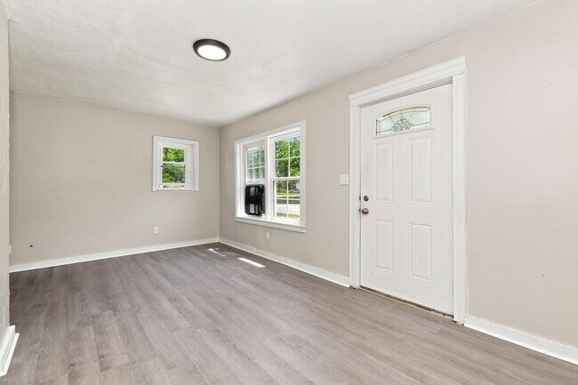 Building Photo - Two bedroom one bathroom single home in Springfield!