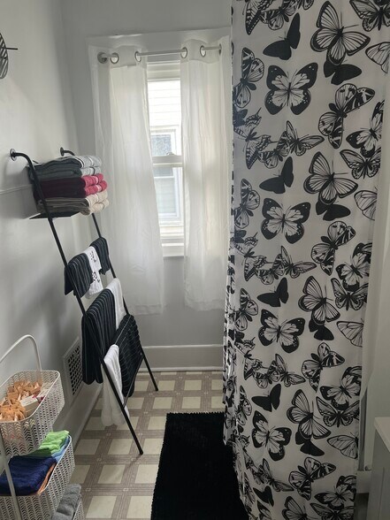 Building Photo - 160 Stafford Ave