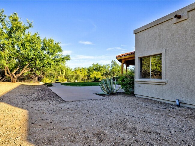 Building Photo - 4 Bedroom 4 Bathroom