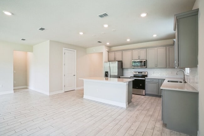 Building Photo - Charming 4-Bedroom Family Home in Serene S...
